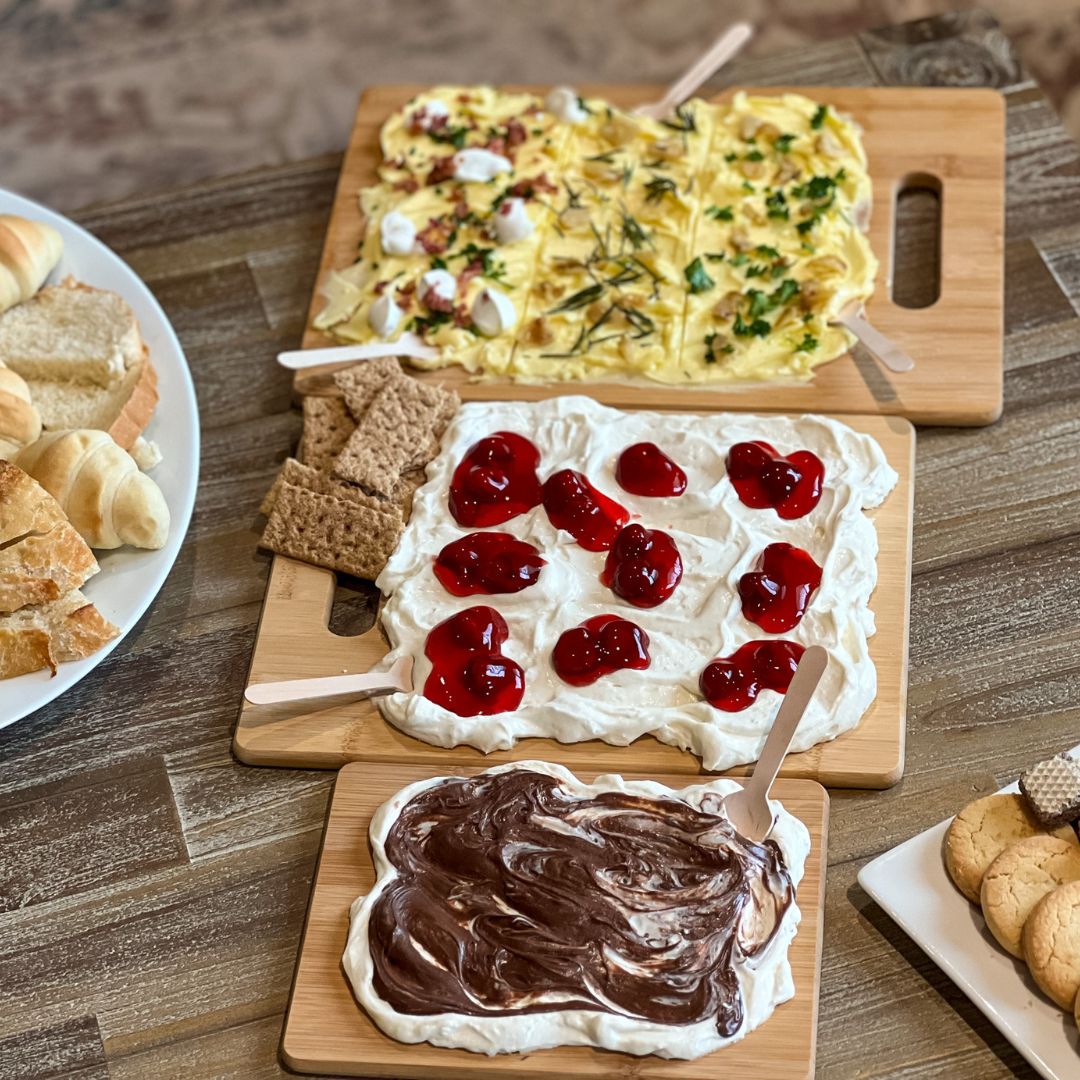 butter boards in 3 sizes with spreaders